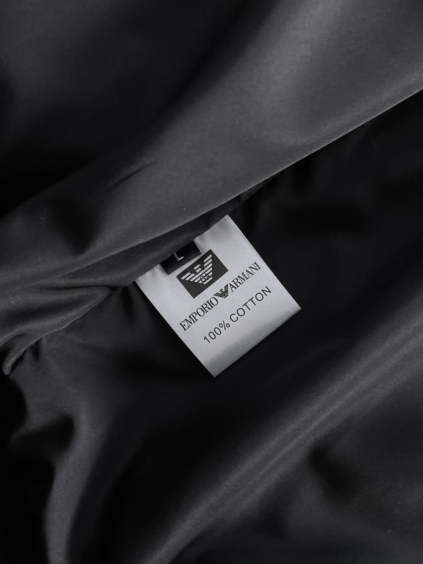 Armani official website Same Style, complete with three labels, on sale in advance. 2026 Autumn and Winter New Arrival men's jacket, Original with complete three labels, Premium version. Custom-made fabrics at the counter. Breathable, high comfort, impeccable details, brand element design concept, reflecting high quality. It feels delicate and soft, presents a casual cut, and has a great upper body shape. Sizes: M～3XL,